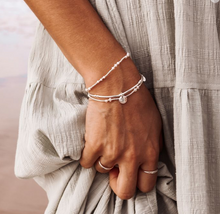 Load image into Gallery viewer, Petals Australia Love Letter V